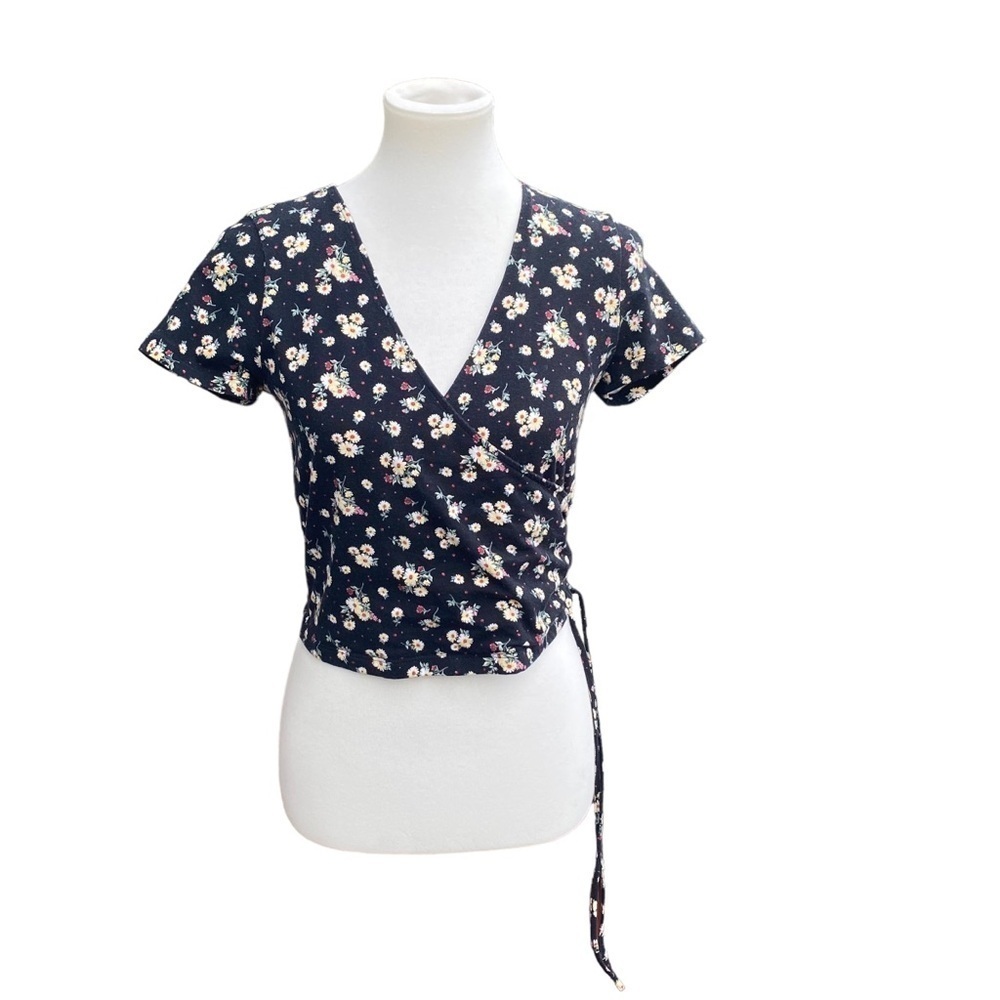Forever 21 black floral crop‎ top size large